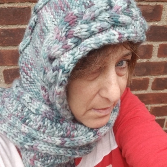 Handmade hood hat with detachable scarf - Picture 5 of 9